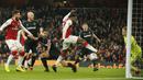 Aksi Danny Welbeck (tengah) saat mencetak gol ke gawang West Ham pada laga Piala Liga Inggris di Emirates Stadium, London, (19/12/2017). Arsenal menang 1-0. (AP/Alastair Grant)