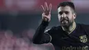 Bek Barcelona, Jordi Alba melakukan selebrasi usai mencetak gol ketiganya ke gawang Granada dalam laga perempatfinal Copa del Rey 2020/21 di Nuevo Los Carmenes Stadium, Rabu (3/2/2021). Barcelona menang 5-3 (2-2) atas Granada melalui babak extra time. (AFP/Jorge Guerrero)