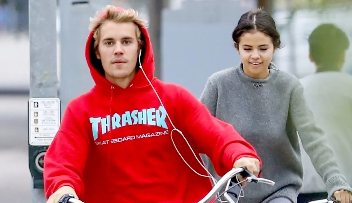 Selena Gomez dan Justin Bieber dikabarkan merasa lelah karena tertekan yang datang usai hubungan mereka tercium publik. (USMagazine)