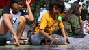 Anak-anak bermain bekel saat gelaran Car Free Day di kawasan Bundaran HI, Jakarta, Minggu (18/11). Permainan ini dihelat oleh Mahasiswa jurusan Kriminologi Fisip UI bertujuan mengurangi anak-anak bermain gawai. (Liputan6.com/Helmi Fithriansyah)