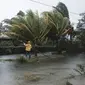 Seorang pria sedang memperbaiki atap rumah yang terkena air banjir akibat Badai Eta di Wawa, Nikaragua, pada Selasa (3/11/2020). (AP Photo/Carlos Herrera)