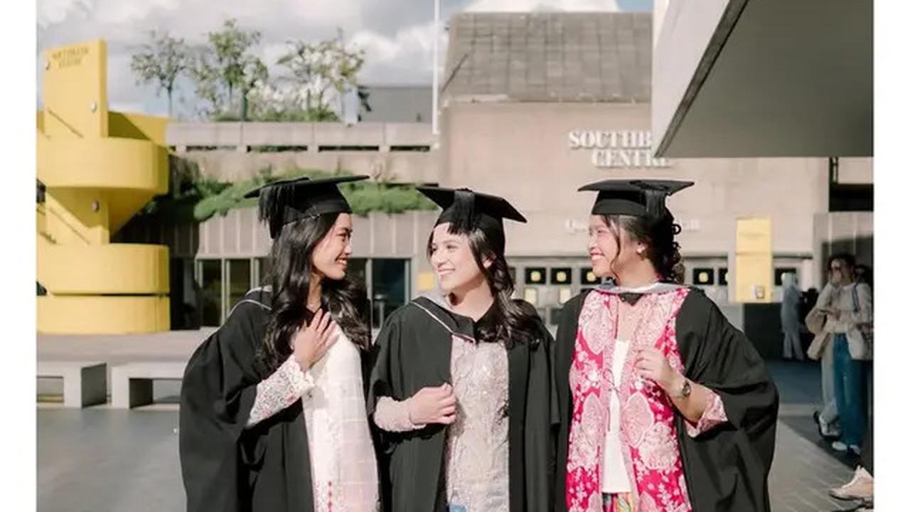 6 Potret Kebaya Namira Adjani saat Wisuda S2 di London, Paduan Kain Pink Menawan