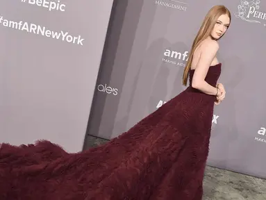 Model Larsen Thompson berpose dengan gaun merah saat menghadiri Gala amfAR New York  2018 di Cipriani Wall Street, AS (7/2). (Theo Wargo/Getty Images/AFP)