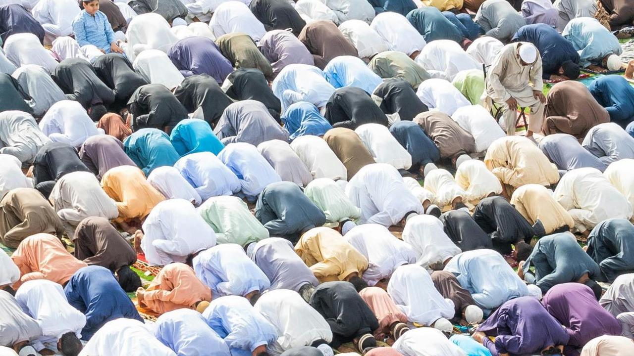 Semoga panduan ini membantu Anda dalam melaksanakan sholat Idul Adha dengan benar dan penuh kekhusyukan, serta mendapatkan pahala yang besar dari Allah SWT.