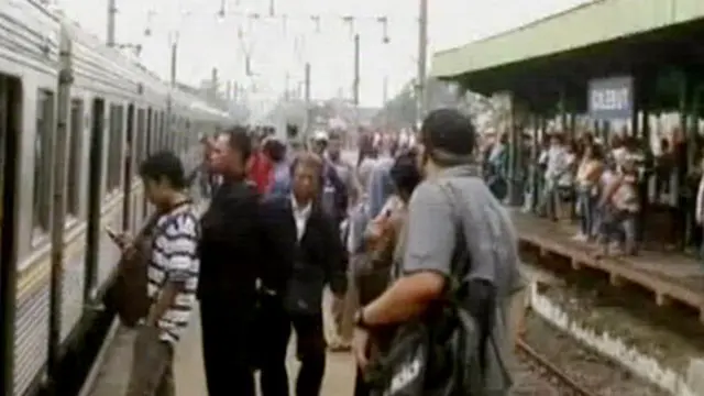 [VIDEO] PT KAI Tutup Jalan, Warga Blokade Rel Stasiun Cilebut