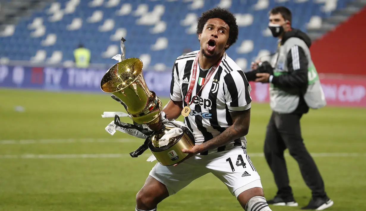 Gelandang Juventus, Weston McKennie meluapkan kegembiraan usai merebut gelar juara Coppa Italia 2020-2021 pada final melawan Atalanta di Stadion Mapei, Kamis (20/5/2021) dinihari WIB. Juventus semakin menegaskan diri sebagai raja Coppa Italia dengan koleksi 14 gelar juara. (AP Photo/Antonio Calanni)
