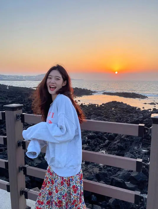 Popularitas yang baik membuat Jung Chaeyeon laris manis sebagai model iklan. (FOTO: instagram.com/j_chaeyeoni/)