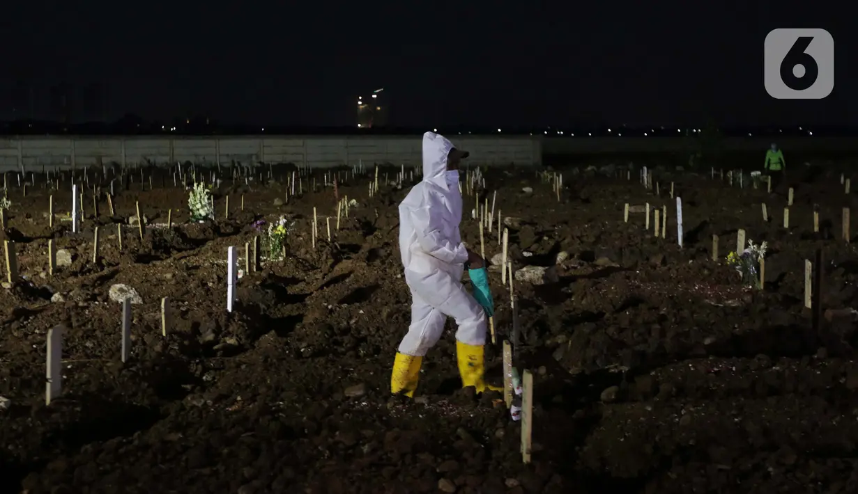 Petugas pemakaman jenazah dengan protokol Covid-19 bersiaga di lokasi TPU Rorotan, Cilincing, Jakarta, Rabu (23/6/2021). Menurut catatan petugas jaga, pada Rabu (23/6) hingga pukul 18.30 WIB ada 64 jenazah yang dimakamkam dengan protokol Covid-19 di TPU Rorotan. (Lipiutan6.com/Helmi Fithriansyah)