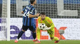 Kiper Arsenal, David Raya (kanan) mengagalkan tendangan dari pemain Atalatanta pada laga Liga Europa 2023/2024 di Atleti Azzurri d'Italia stadium, Bergamo, Italia, Jumat (20/09/2024) WIB. (AP Photo/Antonio Calanni)