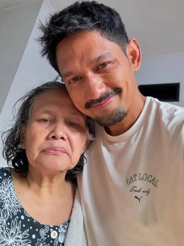 5 Momen Kebersamaan Penuh Kenangan Ibnu Jamil dengan Sang Ibunda yang Meninggal Dunia (credit: instagram/ibnujamilo).