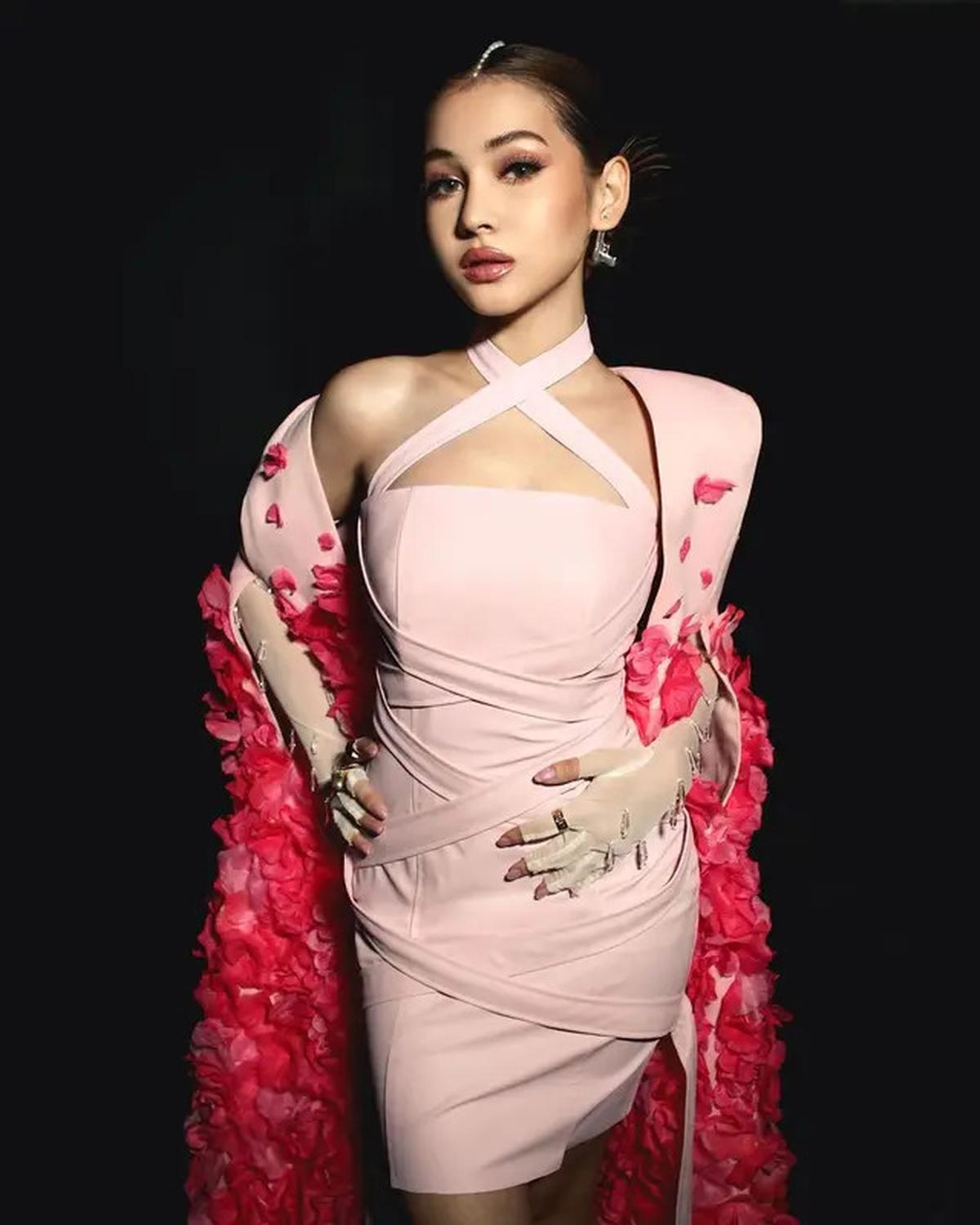 Sandrina Michelle tampil bold dengan latina makeup di sebuah acara, dengan riasan smokey brown yang dramatis, full lips, dan kontur pipi yang ditekankan.<br>