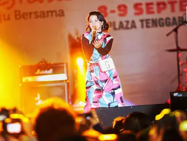 Penyanyi jazz Andien Aisyah tampil di panggung Jak-Japan Matsuri 2018 di Plaza Tenggara, Senayan, Jakarta, Sabtu (8/9). Penampilan Andien dimeriahkan dengan kerlap-kerlip lampu panggung. (Liputan6.com/Faizal Fanani)