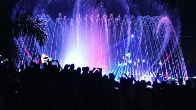 Cantiknya Air Terjun Menari di Festival of Lights Kaliurang 2017