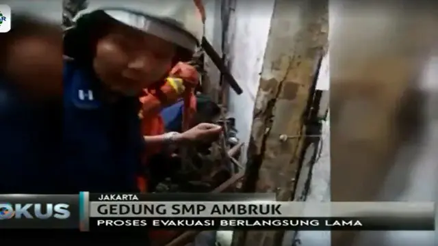 Aula Gedung SMPN 32 Pekojan Roboh Juga Menimpa Mobil dan Motor