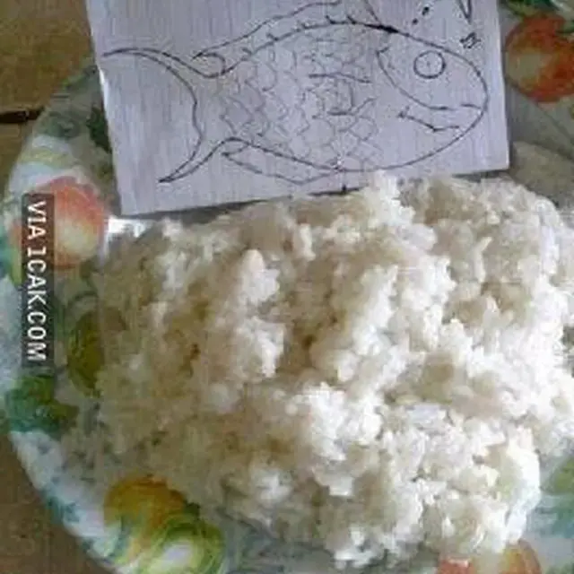 6 Potret Nyeleneh Orang Makan Pakai Gambar Lauk, Enggak Kenyang Sama Sekali