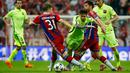 Duel panas terjadi di leg kedua Semifinal Liga Champions antara Bayern Muenchen dengan Barcelona di Allianz Arena, Jerman, Rabu (13/5/2015). Bayern Muenchen menang 3-2 atas Barcelona.  (Reuters/Kai Pfaffenbach)