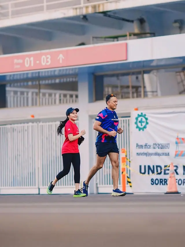 Berpartisipasi dalam Acara Lari Keluarga