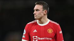 Phil Jones merupakan salah satu pemain senior di Manchester United. Ia telah bergabung dengan MU sejak 2011 silam. Namun, pada beberapa tahun terakhir, Jones tak mampu membuat banyak kontribusi karena sering didera cedera. Sejak Februari 2020, bek tengah berkebangsaan Inggris tersebut hanya tampil sebanyak empat kali. Meski kontraknya masih tersisa enam bulan lagi, Manchester United diyakini akan melegonya pada bursa transfer musim dingin 2023. (AFP/Paul Ellis)