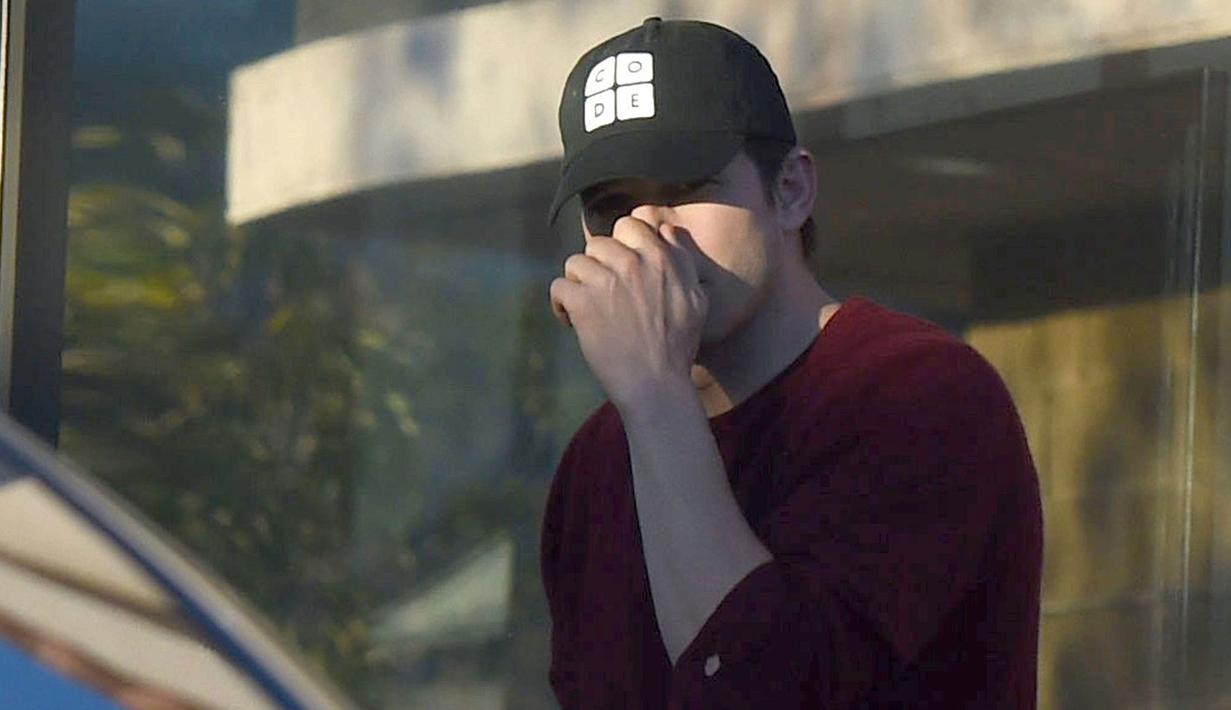 Ashton Kutcher terlihat mengenakan topi baseball saat keluar dari panti pijat asal Thailand yang terletak di Los Angeles. Menurut media asal Inggris ini, panti pijat itu juga menyediakan layanan plus-plus untuk para kliennya. (thesun.co.uk)