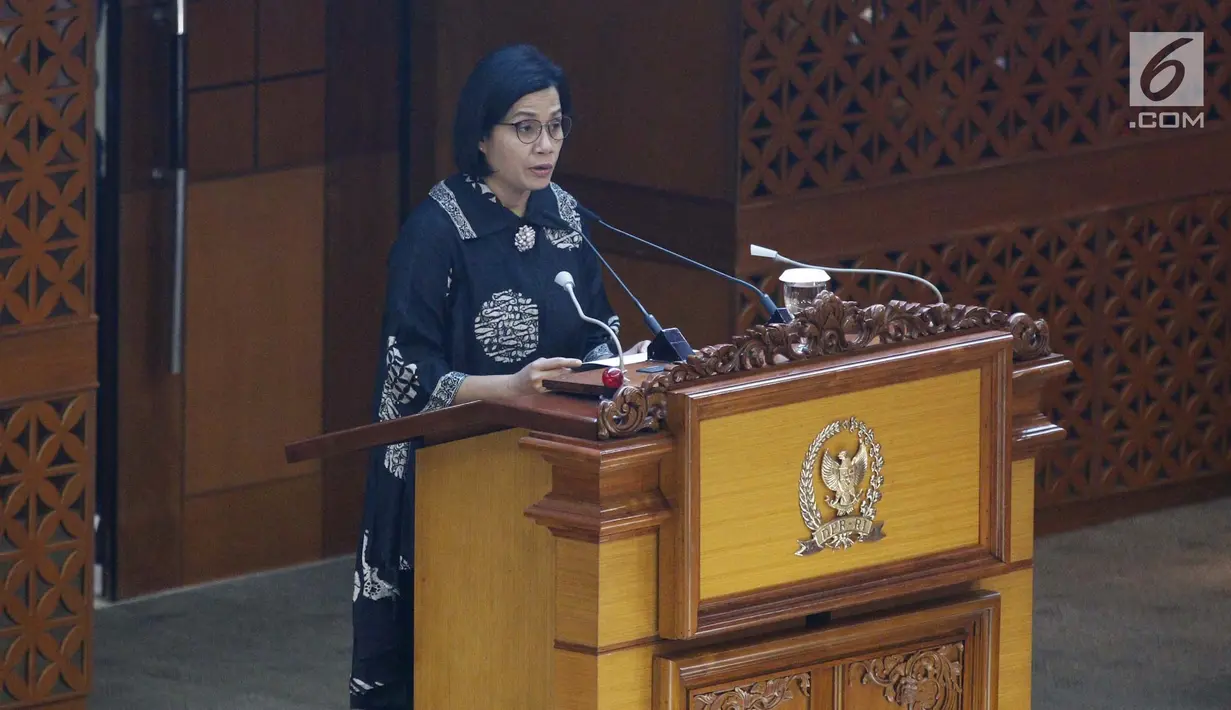 Menkeu Sri Mulyani menyampaikan pandangan pemerintah saat Rapat Paripurna di Kompleks Parlemen, Jakarta, Kamis (4/7/2019). Rapat membahas berbagai agenda salah satunya Penyampaian RUU tentang Penanggungjawaban atas Pelaksanaan RAPBN (P2APBN) TA 2018 oleh Pemerintah. (Liputan6.com/Johan Tallo)