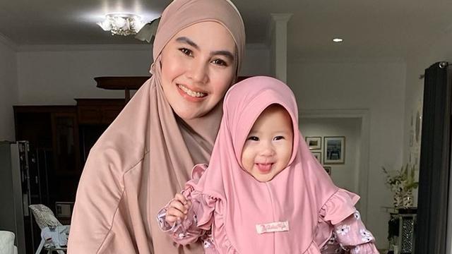 Bisa Jadi Inspirasi Lebaran Ini 6 Potret Artis Cantik Pakai Baju Kembar Dengan Anak Hot Liputan6 Com