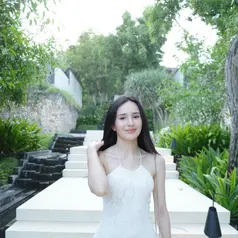 Pilihan fashion-nya kali ini pun bisa jadi inspirasi resort wear untuk staycation, honeymoon, hingga dinner tepi pantai. [@bebytsabina].