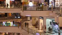 Pengunjung melintas di dalam Lippo Mall Kemang, Jakarta, Jumat (2/7/2021). Penutupan operasional gedung pusat perbelanjaan sebagai langkah pembatasan kegiatan masyarakat dalam upaya Pemerintah menekan angka penyebaran Covid-19. (Liputan6.com/Angga Yuniar)