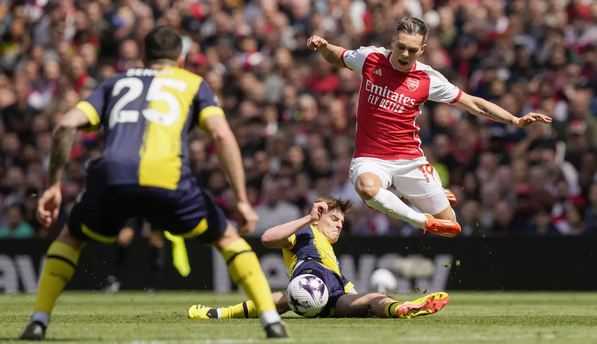 Pemain Arsenal, Leandro Trossard, berusaha melewati pemain Bournemouth pada laga pekan ke-36 Premier League 2023/2024 di Stadion Emirates, Sabtu (4/5/2024). (AP Photo/Frank Augstein)