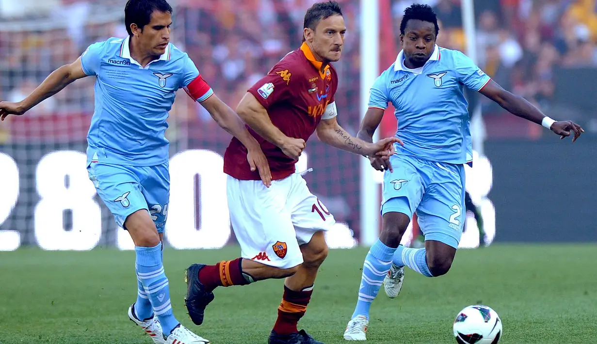 Kapten AS Roma, Francesco Totti, berusaha melewati penjagaan pemain Lazio pada laga Piala Italia di Stadion Olimpico, Roma, Minggu (26/5/2013). (EPA/Ettore Ferrari)