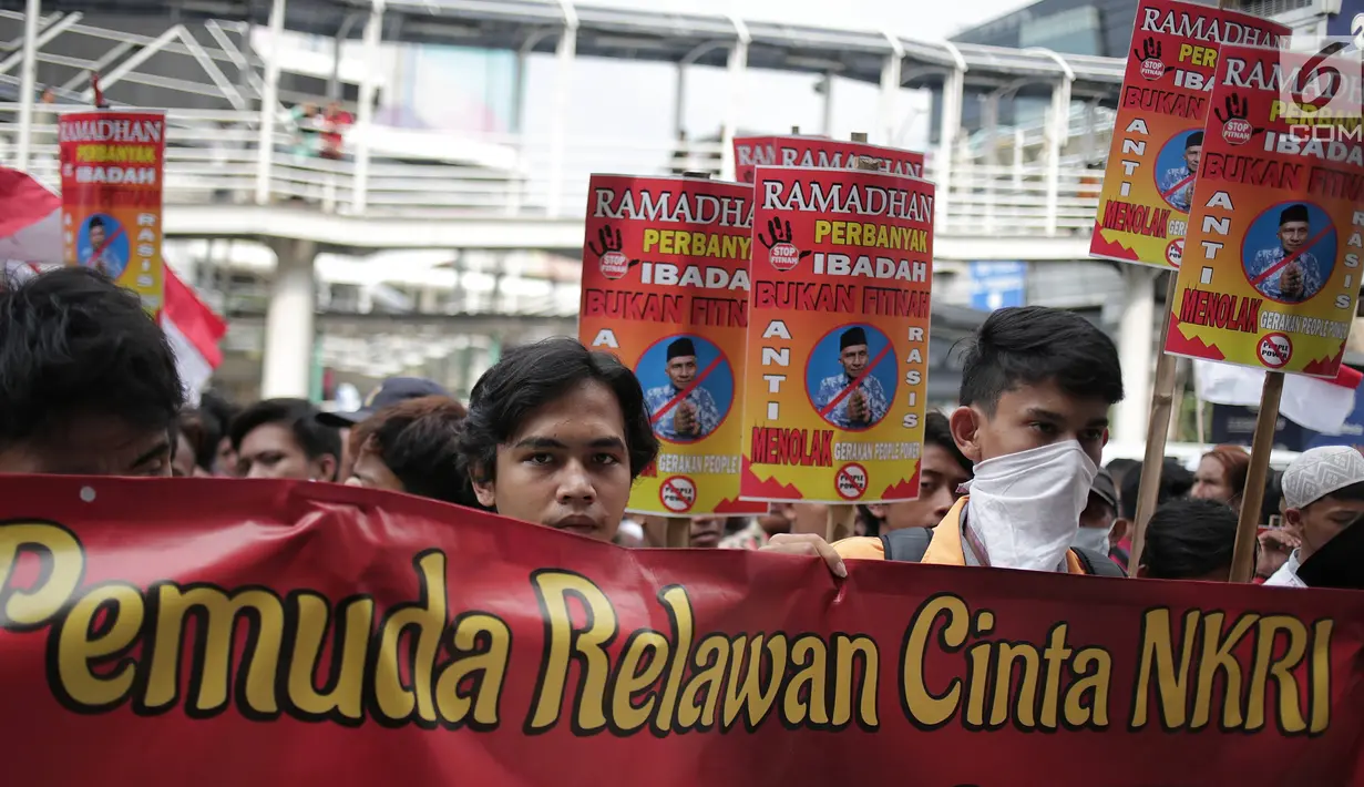 Massa yang tergabung dalam aliansi mahasiswa dan pemuda relawan cinta NKRI menggelar aksi unjuk rasa di depan Gedung Bawaslu, Jakarta, Jumat (17/5). Dalam aksinya mereka menolak Gerakan People Power karena syarat dengan kepentingan politik inkonstitusional. (Liputan6.com/Faizal Fanani)