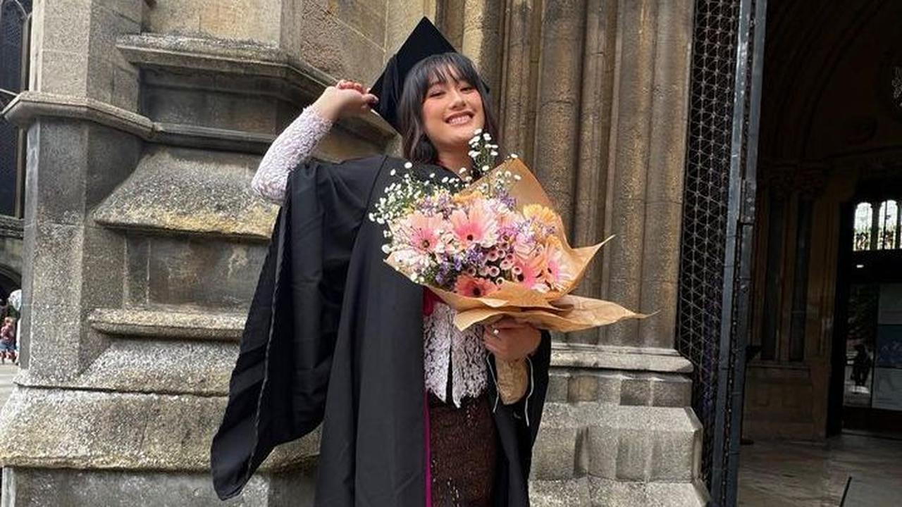 Penampilan Amanda Caesa di momen wisuda mencuri perhatian. Amanda tampil begitu cantik.