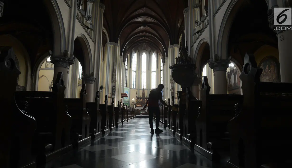 Narapidana membersihkan Gereja Katedral pada "Bakti Merah Putih Narapidana", Jakarta, Rabu (27/3). Membersihkan rumah ibadah menjadi salah satu rangkaian HUT Pemasyarakatan ke-55 yang dilakukan serentak se Indonesia. (merdeka.com/Imam Buhori)