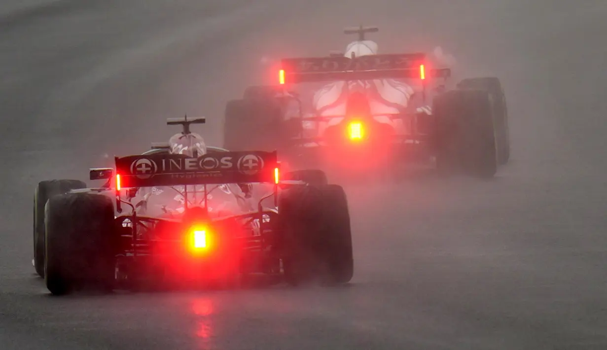 Mulai start di urutan 11, Lewis Hamilton juga tampil impresif. Hal tersebut ia lakukan saat duel dengan Sergio Perez di lap 35 untuk memperebutkan posisi keempat. Namun Perez yang tak mau kalah berhasil mempertahankan posisi.  (AP/Francisco Seco)