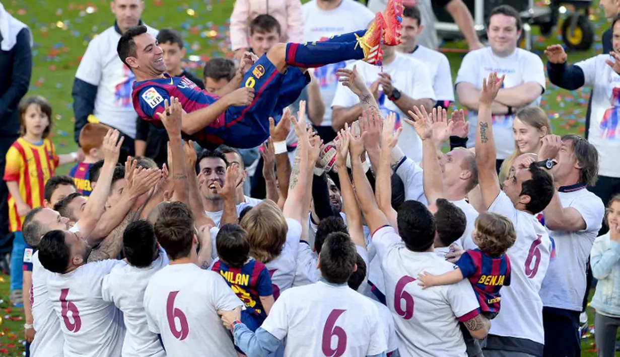 Momen tak terlupakan bagi Xavi ketika merayakan gelar juara bersama rekan-rekan setimnya di Barcelona (AFP PHOTO / JOSEP LAGO)