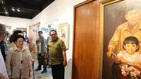 Momen Megawati Terpaku Lihat Lukisan Masa Kecil Bersama Bung Karno