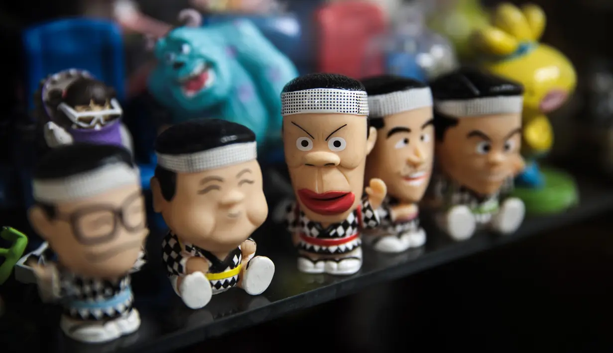 Sejumlah mainan berbagai seri dipajang di sebuah toko di distrik Akihabara, Tokyo (15/11). Hingga kini mainan tersebut masih tetap eksis, dan kini banyak digunakan sebagai aksesoris foto di Instagram. (AFP Photo/Kazuhiro Nogi)