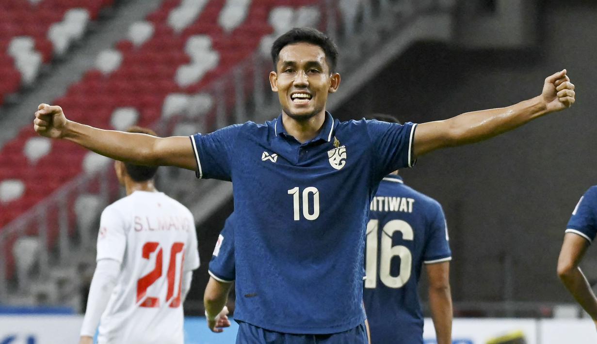 Teerasil Dangda - Penyerang Thailand ini berpeluang besar menambah jumlah golnya, mengingat Thailand menjadi salah satu tim yang lolos ke partai final. Sejauh ini Dangda telah membukukan empat gol. (AFP/Rislan Rahman)
