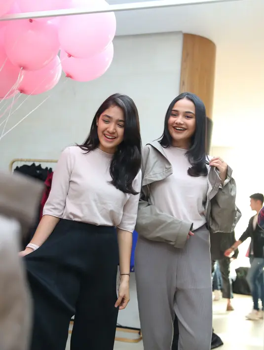 Keakraban Cut Syifa dan Syifa Hadju ternyata tidak hanya terjalin di depan layar saat akting. Namun terlihat dari antusias mereka saat berbelanja, bahwa hubungan persahabatan mereka juga cukup erat. (Nurwahyunan/Bintang.com)