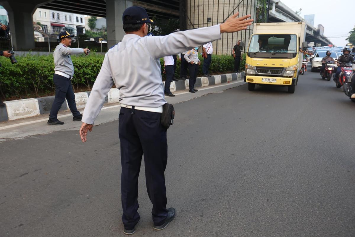 FOTO: Uji Coba Rekayasa Lalin di TB Simatupang, Jalur Gratis Tol Fatmawati Dibuka
