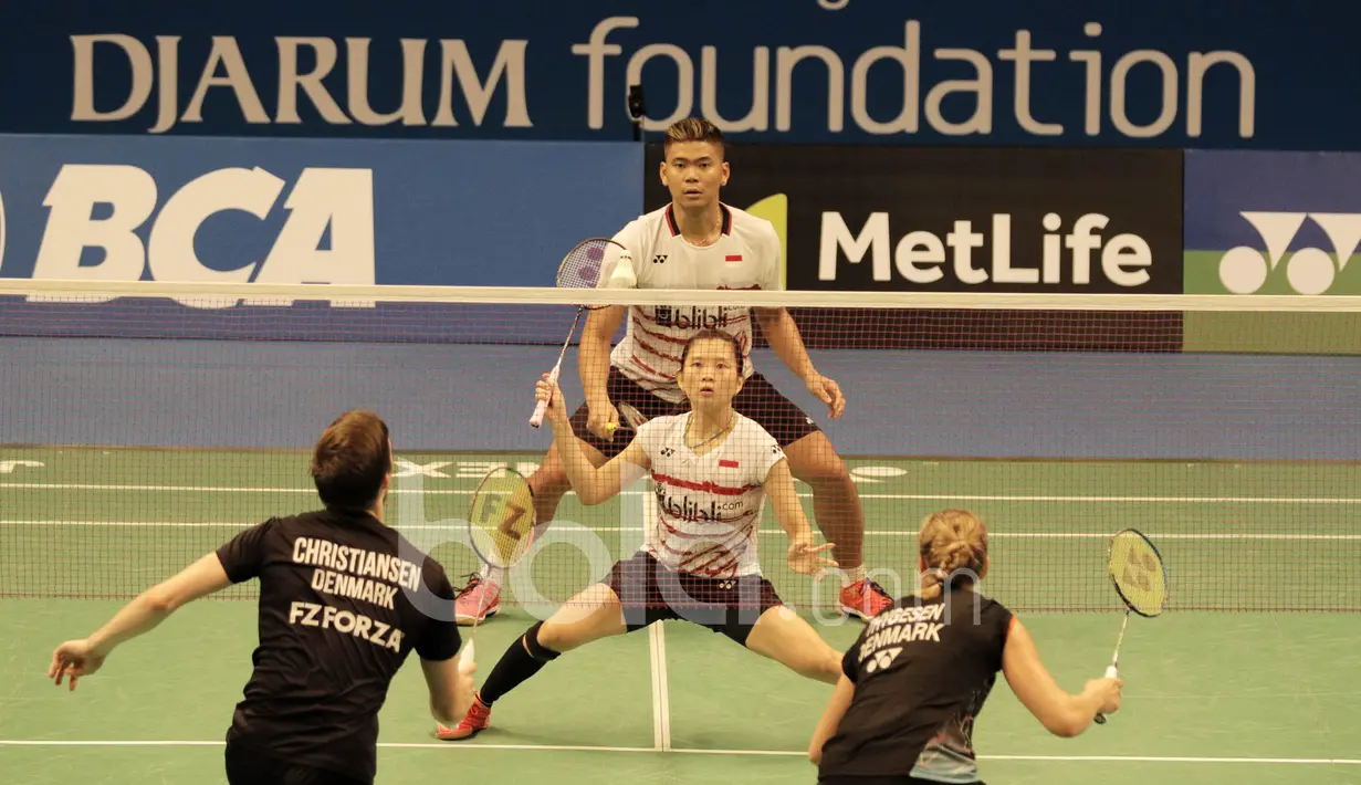 Ganda campuran Indonesia, Praveen Jordan/Debby Susanto, melawan pasangan Denmark, Mathias Christiansen/Sara Thygesen, di Indonesia Open 2017 di JCC, Selasa (13/6/2017). Pasangan Indonesia takluk  21-15, 19-21, 11-21. (Bola.com/M Iqbal Ichsan)