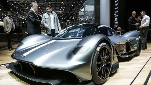 Aston Martin Valkyrie (YouTube/mensxp.com)