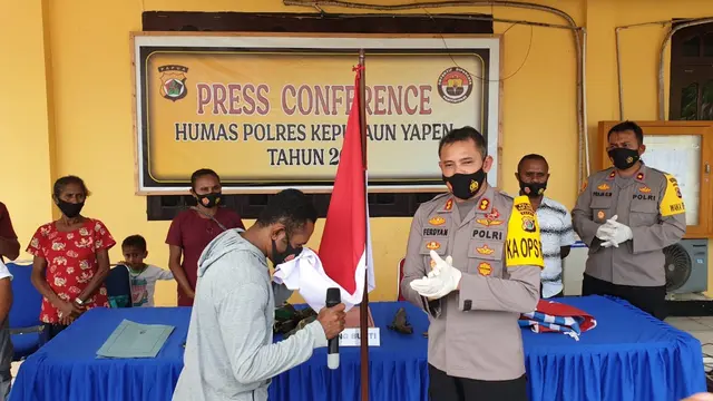 Komandan Sektor Kelompok Kriminal Bersenjata (KKB) Kosiwo Kabupaten Kepulauan Yapen Papua, Noak Orarei menyatakan diri kembali ke NKRI. (