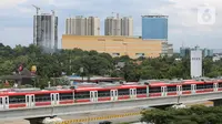 Rangkaian gerbong kereta LRT Jabodebek parkir di dekat stasiun LRT Harjamukti, Cibubur, Jakarta Timur, Jumat (26/3/2021). Progres pembangunan fase 1 LRT Jabodebek ditargetkan untuk beroperasi pada bulan Juli 2022 dengan 18 stasiun pemberhentian. (Liputan6.com/Fery Pradolo)