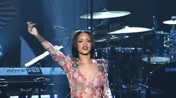 Aksi Rihanna di atas panggung MusiCares 2016, demi menghormati musisi legendaris Lionel Richie, Los Angeles, 13 Februari 2016. RiRi tampil dalam balutan gaun transparan yang mengekspos lekuk tubuhnya. (Jason Merritt/Getty Images for NARAS/AFP)