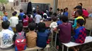 Suasana kegiatan belajar kelas anak-anak Yaman di gedung sekolah yang terlihat rusak di provinsi barat Hodeidah, Yaman, Minggu (5/9/2021). Menurut PBB, sebelum adanya virus corona menyerang, sekitar dua juta anak di Yaman tidak bersekolah. (AFP/Khaled Ziad)