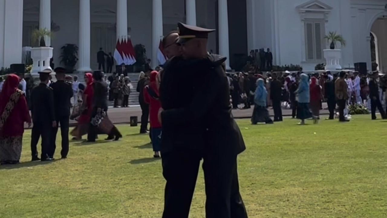 Peluk cium Iwan Bule ke anak lulusan Akpol dilantik Prabowo