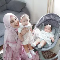 Anisa Rahma asuh buah hati [Instagram/anisarahma_12]