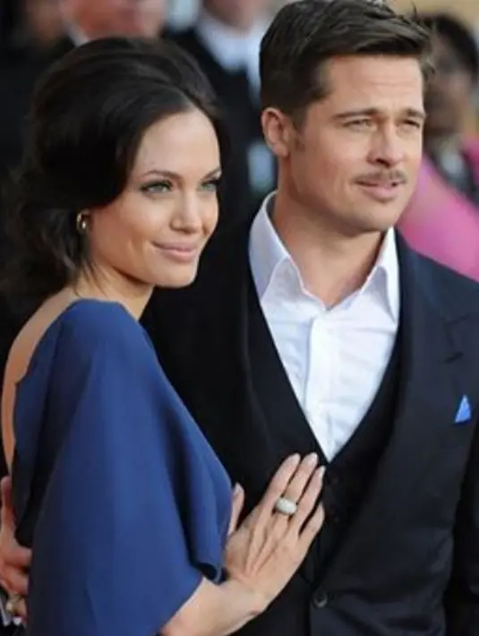 Namun sepertinya pembagian harta gono-gini tak dibuat pusing oleh pasangan Brangelina ini, tersiar kabar bahwa aset yang mereka hasilkan selama pernikahan akan sepenuhnya diserahkan untuk keenam anak mereka. (Instagram/Angelinajolieofficial)