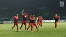 Para pemain Indonesia berselebrasi usai Irfan Jaya mencetak gol ke gawang Hong Kong pada pertandingan terakhir Grup A sepak bola Asian Games 2018 di Stadion Patriot Candrabhaga, Senin (20/8). Indonesia menang 3-1. (Kapanlagi.com/Agus Apriyanto)