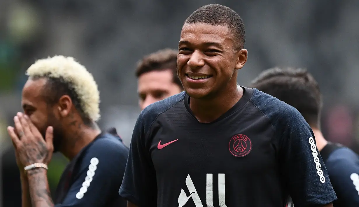 Pemain Paris Saint-Germain Kylian Mbappe tertawa saat bercanda dengan Neymar saat sesi latihan jelang menghadapi Rennes dalam Trophee des Champions di Stadion Universiade Shenzhen, China, Jumat (2/8/2019). PSG akan menghadapi Rennes pada Sabtu, 3 Agustus 2019. (FRANCK FIFE/AFP)